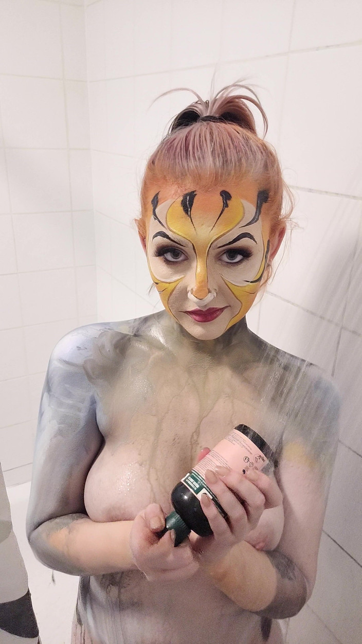 Em Yang: Thundercats Tygra odstranění barvy na tělo ve sprše