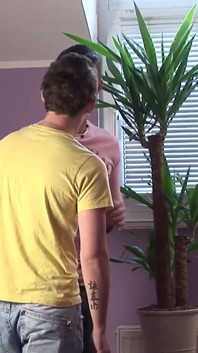 Video eksklusif tanpa kondom: pasangan homoseksual menikmati kongkek dubur yang baik