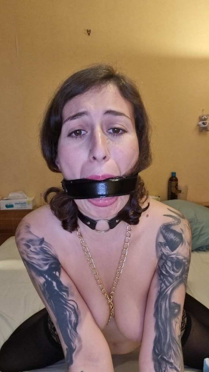 Irogenia: Submissa Amarrada E Amordaçada Recebe Seu Dildo Vaginal