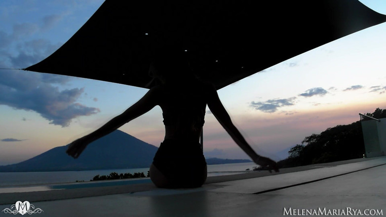 Melena Tara: Coucher de soleil nu sexy