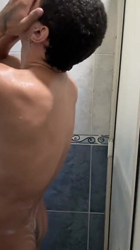 Duș cu băiat latino sexy