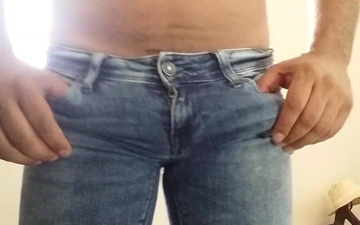 Boy top Amador: Гигантский хуй внутри джинсов