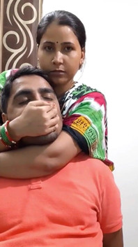 Istri sange ini lagi asik ngocok kontol suaminya yang lagi sange!