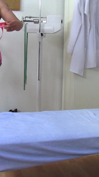 Gynéco mature - un gynécologue pervers filme sa patiente mature pulpeuse devant une caméra