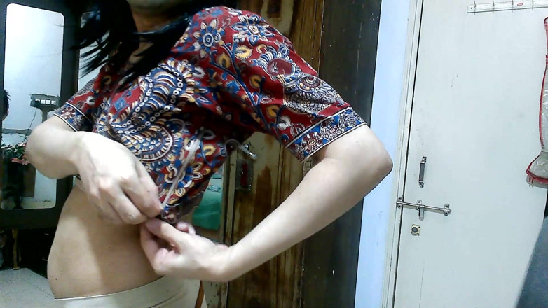 Cute & Nude Crossdresser: Сексуальна сіссі кроссдресссер femboy sweet lollipop в друкованій блузці і оголеній спідниці.