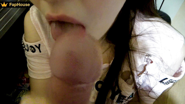 Alina Rai: 蒸し暑い継娘は継父のペニスにたどり着くためにテーブルの下に登りました