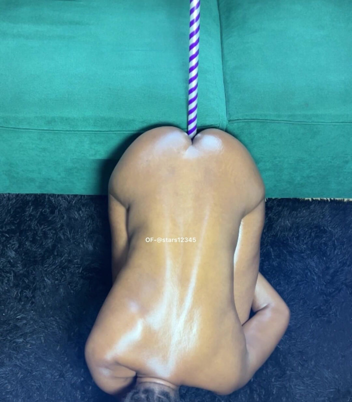 Its Nyota: Stout amateurmeisje buigt voorover voor orgasme op stick