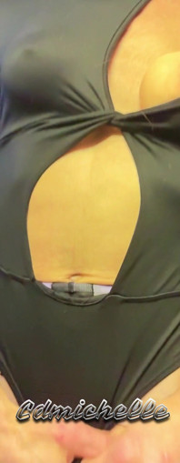Cdmichelle memakai pakaian badan seksi