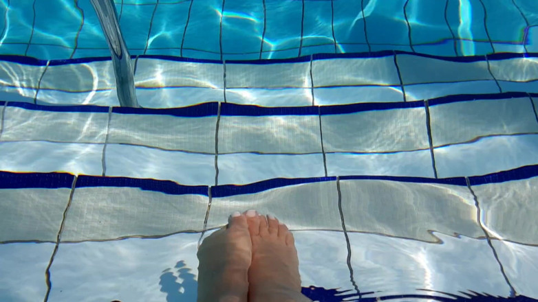 Fetish intimmedia: Fetish kaki bermain di kolam