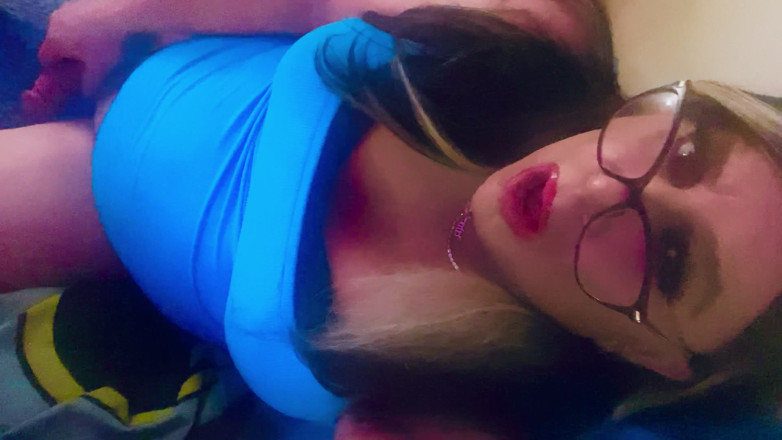 Krissy Sweets: Krissy Sweets acariciando seu pau