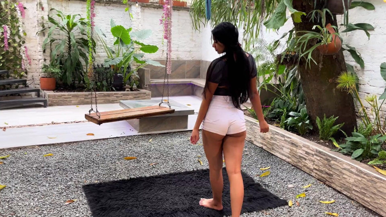LissaWiild: Latina seksi bermain di halaman rumahnya