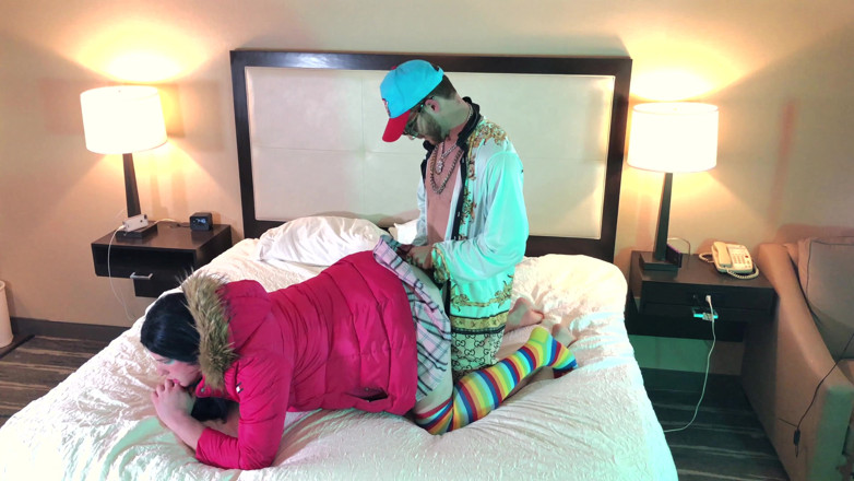 Jake Grand the man: Un rappeur fait claquer les fesses d’une trans