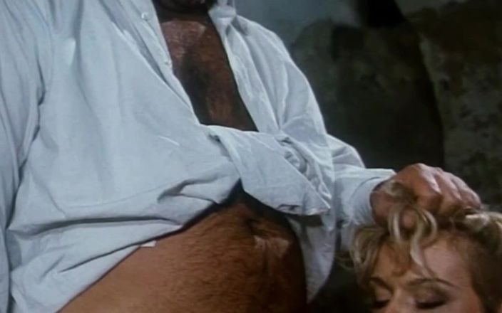 Inhonorof porn: 그녀의 엉덩이에 로베르토 말론의 큰 자지를 모두 따먹고 입에 사정하는 Kelly