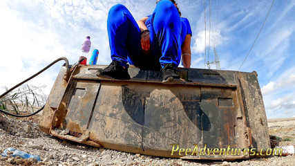 Pee Adventures: Nemá kam čůrat, ale na tomto kbelíku pro bagr