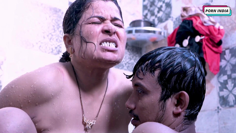 Porn India Studio: Cuplu excitat se fute în baie