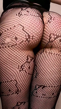 Mon Cul Rond Et Élastique Dans Des Collants Sexy Tremble Juste Devant Ton Visage Au Point Que Tu Peux Le Lécher Et Le Toucher.