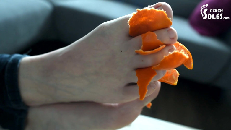 Czech Soles - foot fetish content: İri güzel kız büyük ayaklarıyla eğleniyor