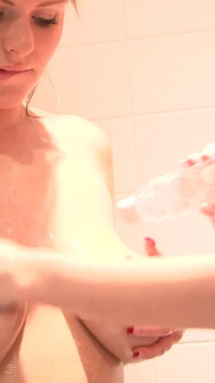 Las putas sexys se ponen realmente traviesas en su ducha para tu placer