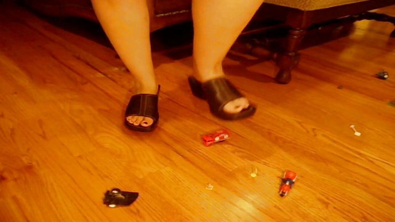 Sexy Amateurz: Auto verpletterende voetfetisj-actie