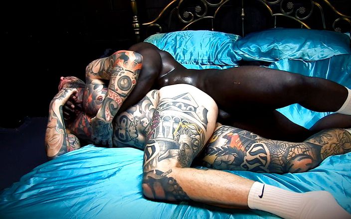 Swollen: Swole neemt inkt hard