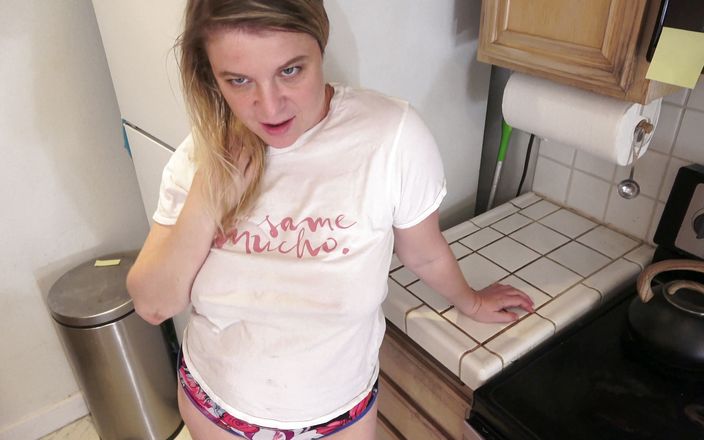 Erin Electra: Stepbro z college&amp;#039;u rucha młodszą przyrodnią siostrę w kuchni