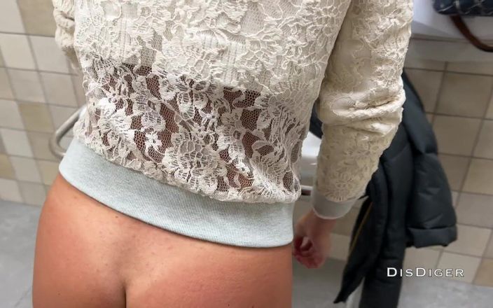 Dis Diger: Casting porno real en un baño público del centro comercial