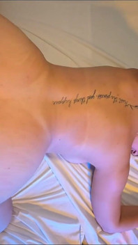 Une blonde à gros cul se fait prendre en levrette dans un motel sans préservatif et se fait éjaculer dans son cul étroit.