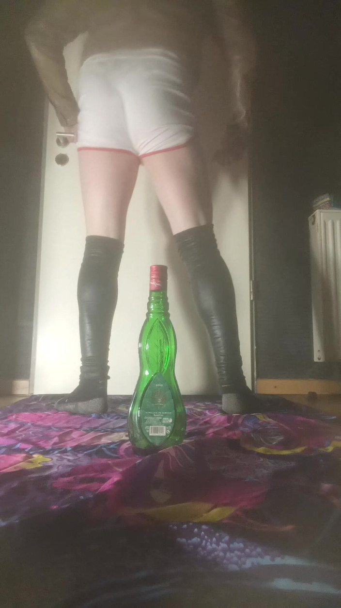 JujuTV: Checca femminuccia troia cavalca forte una bottiglia