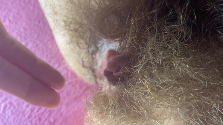 Cuteblonde666: Zblízka mokrá chlupatá kundička, velký klitoris