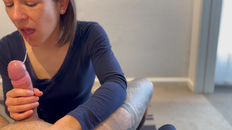 Dazzlingfacegirl: Une fille croisée dans l'hôtel invitée dans ma chambre - elle...