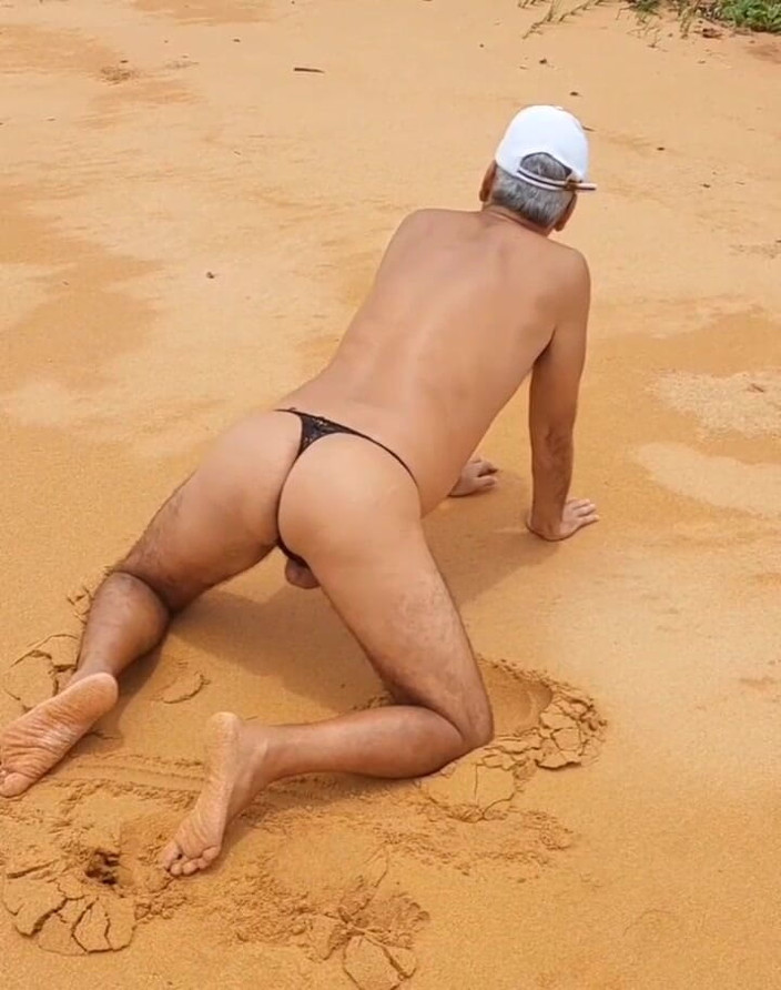 Ladysilvas: Ladysilva crossdresser en la playa en bragas, qué culo caliente
