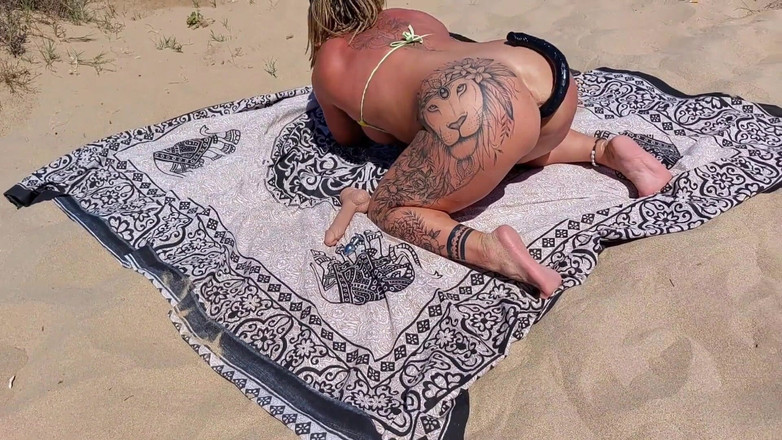 Danaxmuscles: Dobrá děvka šuká na pláži