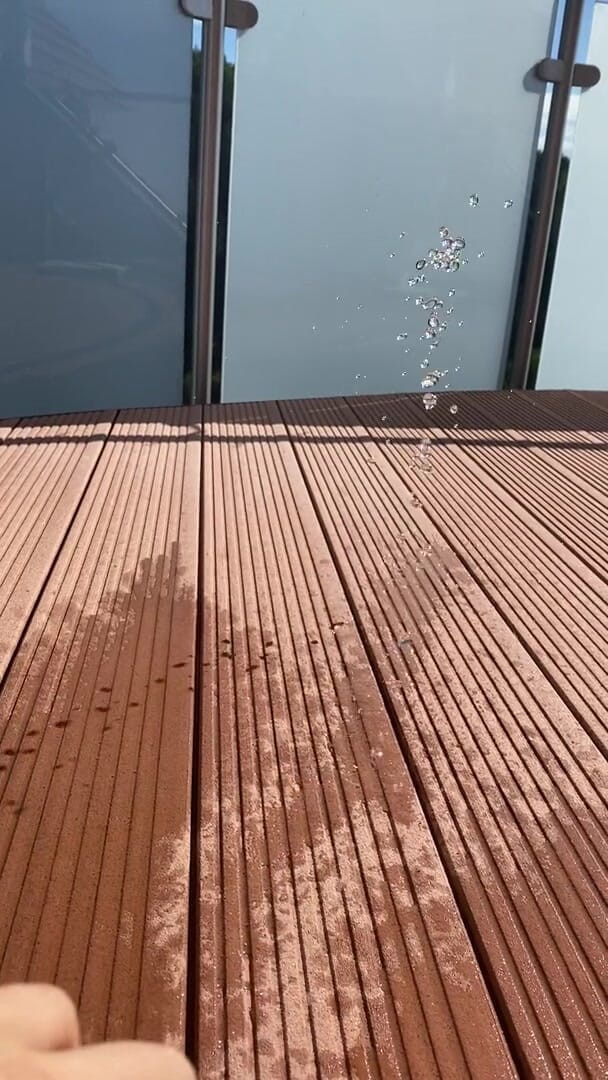 Josefine Schmied: Piss on the balcony in the sunshine