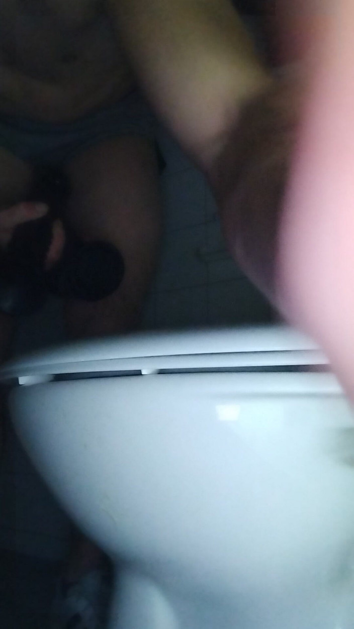 Damaged Hole: Des toilettes publiques démontés, juste avant de percer un glory...