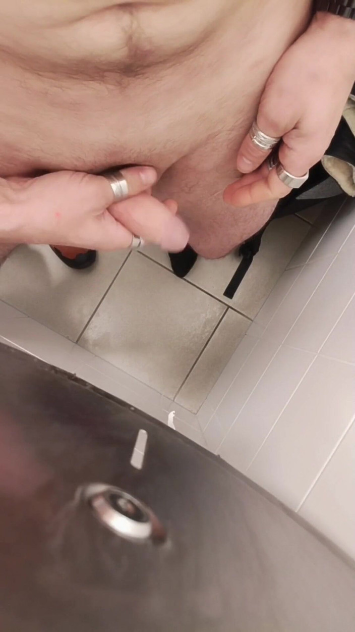 kickerscooter: Honění ptáka na veřejné toaletě