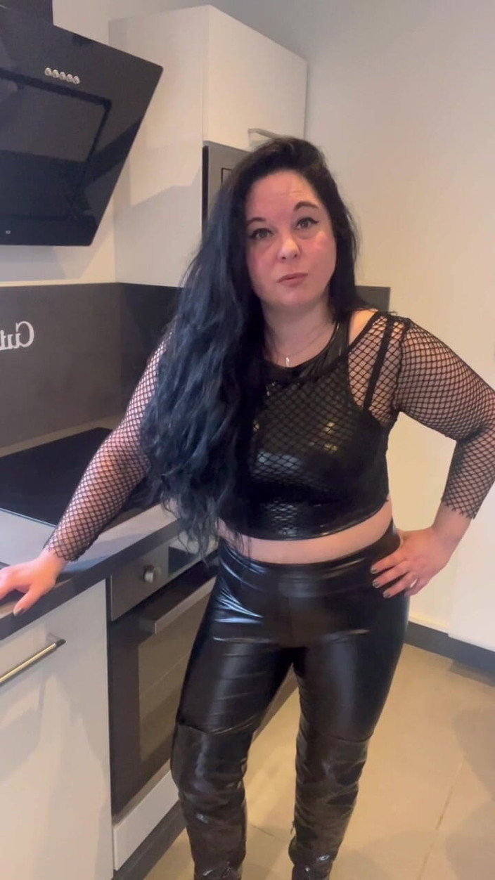 Maitresse Clara: お前の小さなチンコの屈辱だ