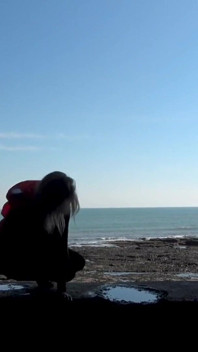 Reddingsvest en spijkerbroek op het strand