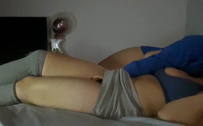 Zoe &amp; Melissa: Yatmadan önce gerçek yoğun lezbiyen orgazmları