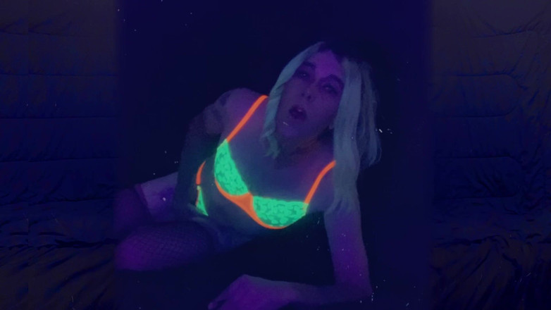 CarmenMelatonin: 放荡的tgirl为坚硬的鸡巴摆姿势