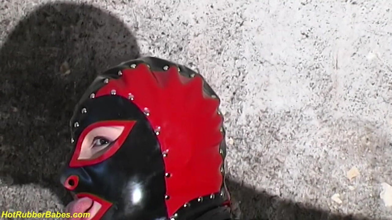 Fetish Islands: Une incroyable bombasse en latex avec une longue langue montre...