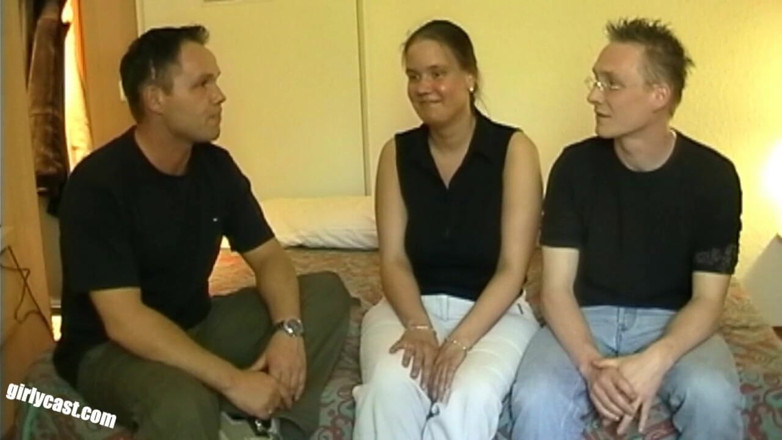 Girlycast: Kerstin casting on the bed