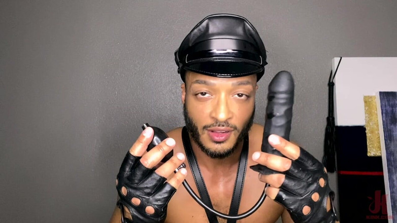 Kinky Bites Gay: Dillon Diaz: pomocí kožených rukavic mu protáhne díru a podojí...