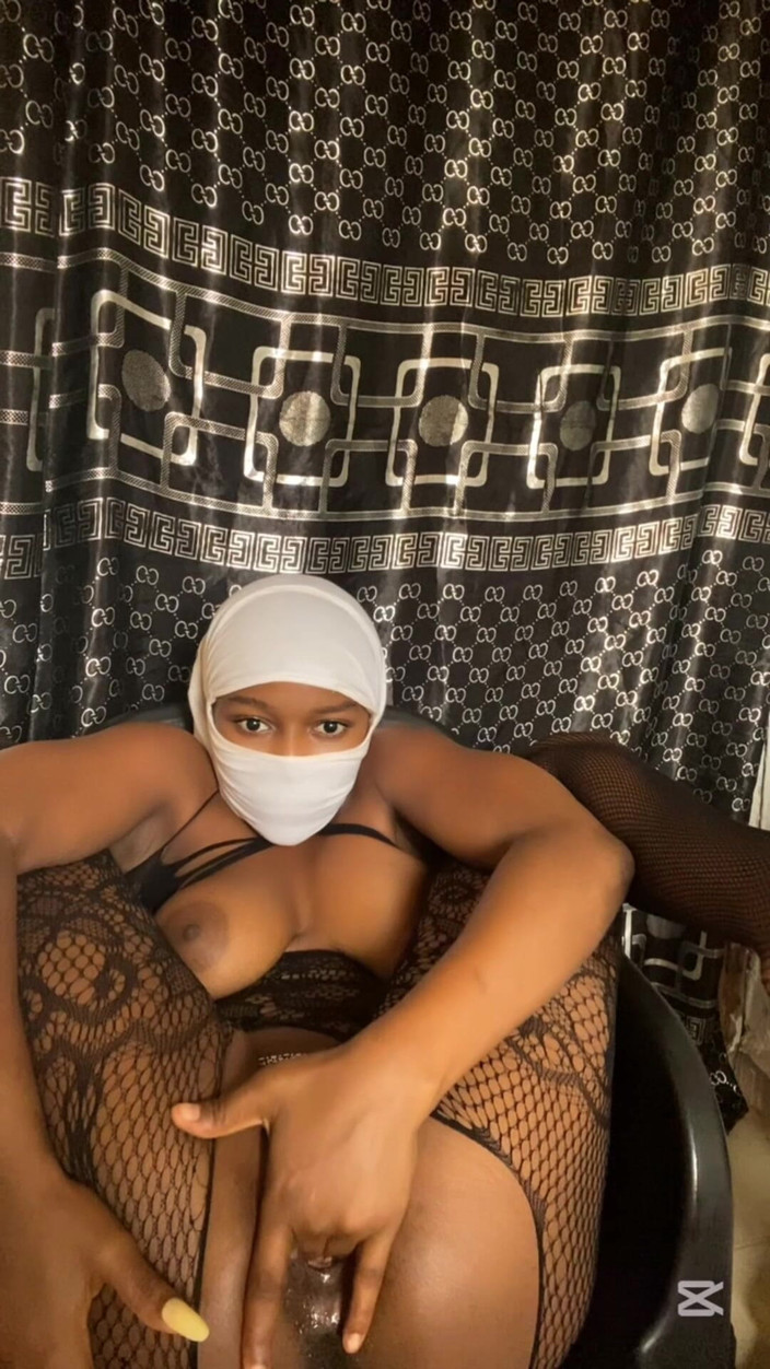 Slipperyblackgirl: Tutto spacca la mia piccola fica