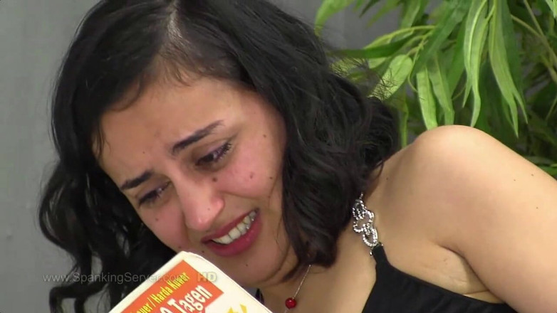 Spanking Server: दब्बू Yasmeena पिटाई कर रही है