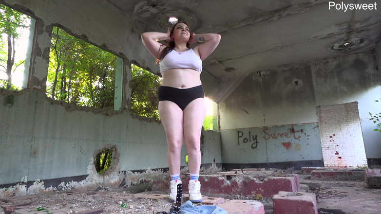 Polly Sweet: Tančit mezi troskami a masturbovat s nahým vibrátorem