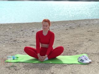 Sheryl X Sinclair: Yoga yaparak esnetiyor Nerby Beautiful Lake