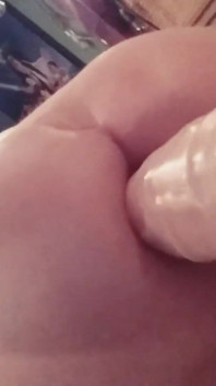 Fata cur Tiffany Ciskiss fute fundul Femboy pe un vibrator lung