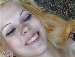 Radical: Sexy teenagerka šuká v přírodě