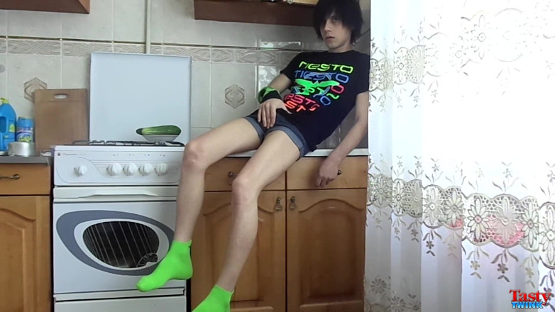 Tasty Twink: Развлечение жесткого хуя на кухне!