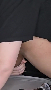 Tata pieprzy swoją małą uroczą femboy i tryska swoją spermą